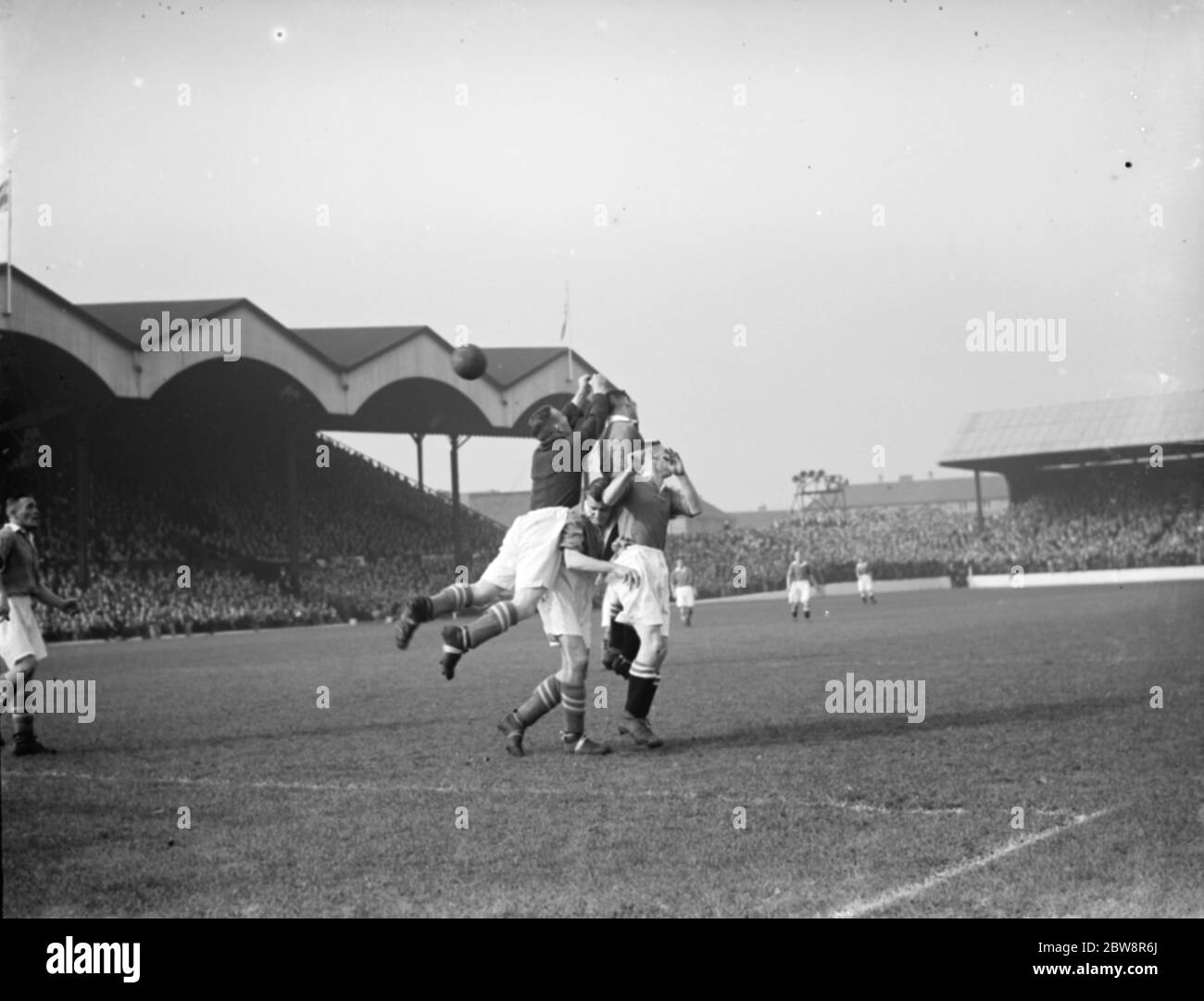 Charlton Athletic Football Club; der Torwart kommt aus seinem Kasten. 1936 Stockfoto