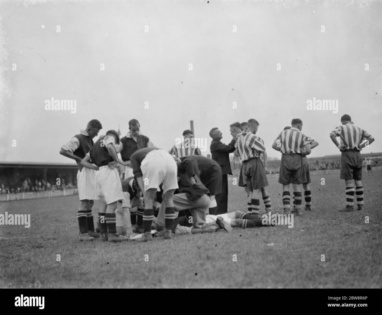 Dartford Reserves vs. Ashford Town - Kent League - 03/09/38 das Spiel wird gestoppt, um verletzten Spieler erste Hilfe zu leisten. 1938 Stockfoto