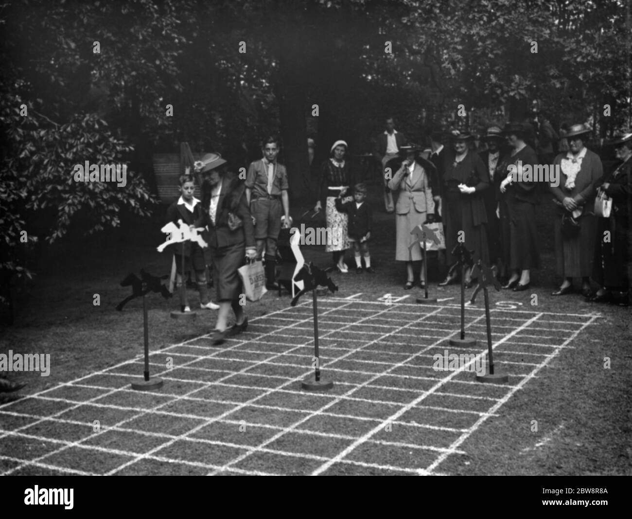 Miss Margaret Lockwood, der bekannte Filmstar, nimmt Teil an dem Pferderennen Spiel bei der Darenth Fete. 1938 Stockfoto