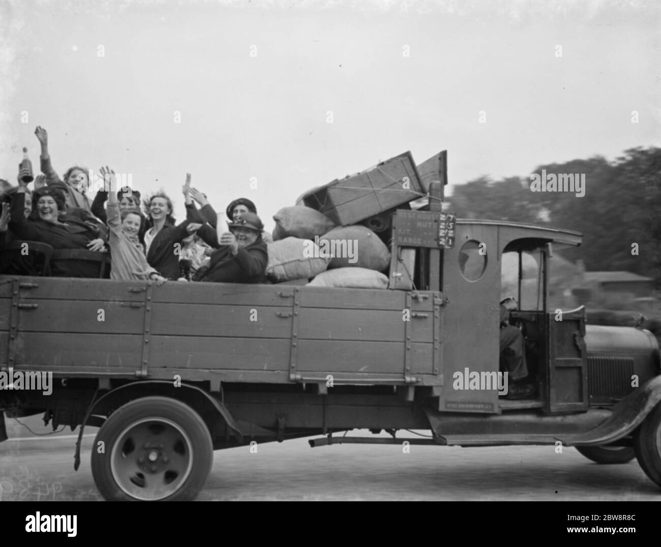 Hop-Picker in East Peckham Reiten in der Rückseite eines LKW . September 1938 . Stockfoto