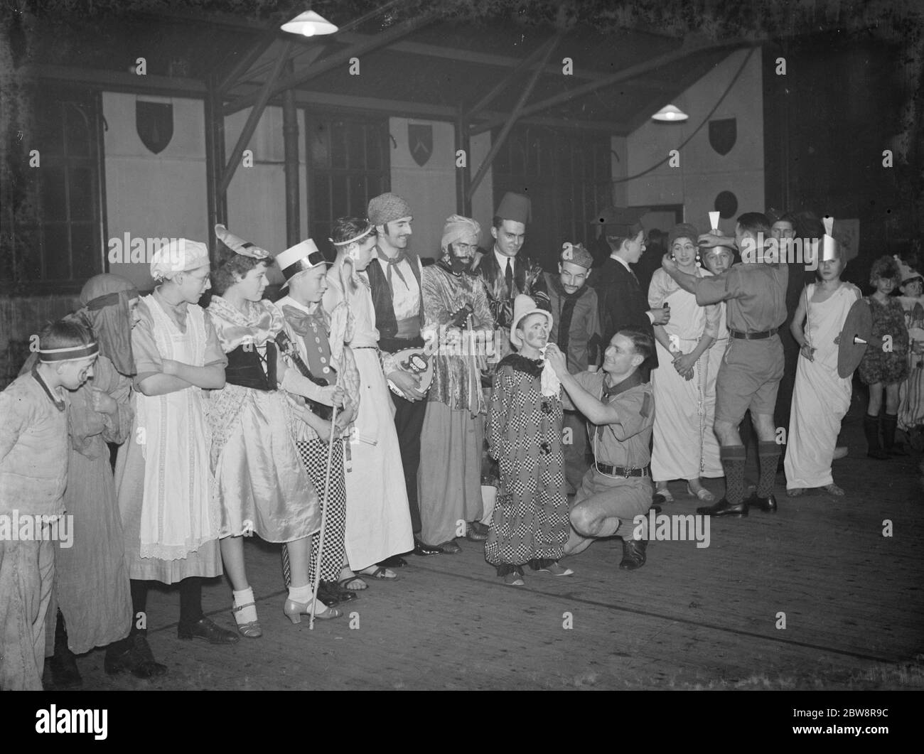 Die Konkurrenten Line-up bei der Eltham Scouts Fancy Dress Party. 1938 Stockfoto