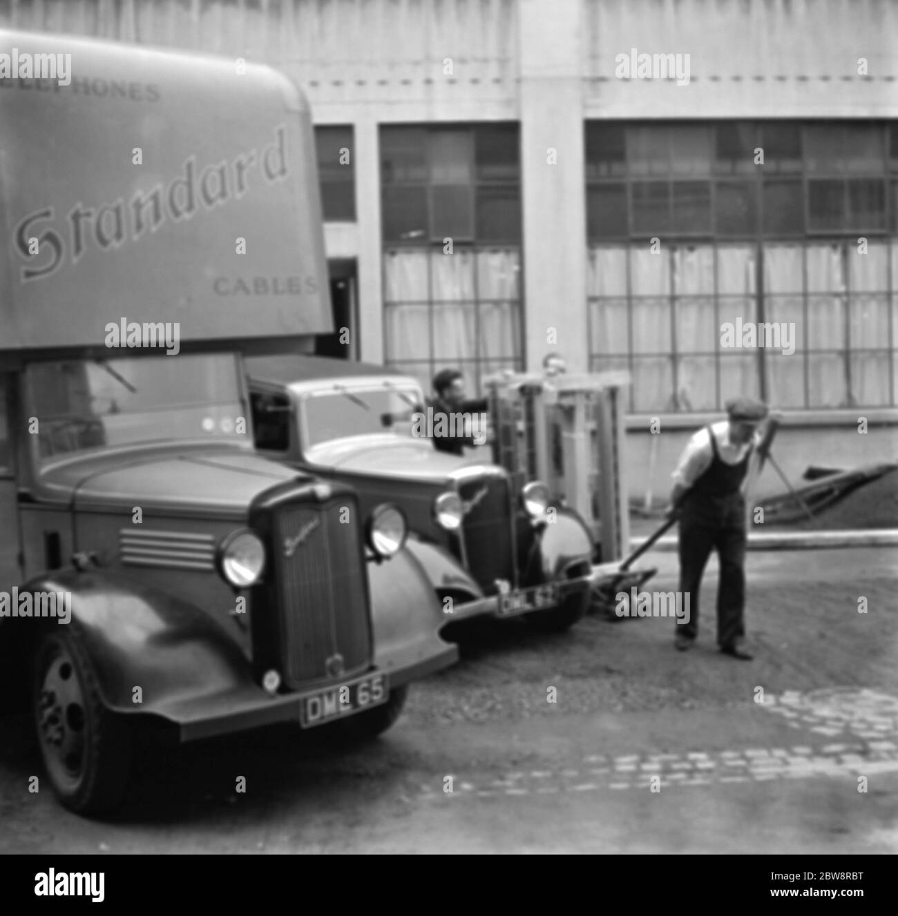Bedford LKW gehören zu der Standard Telephone and Cables Company Ltd , die vor ihrer Fabrik beladen . 1936 . Stockfoto