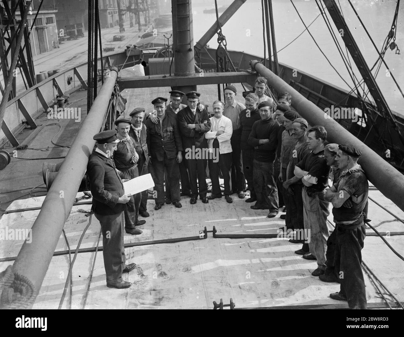 Der Kapitän des Tramp-Dampfer, "Eston" gibt Anweisungen an seine Crew. 1935 Stockfoto