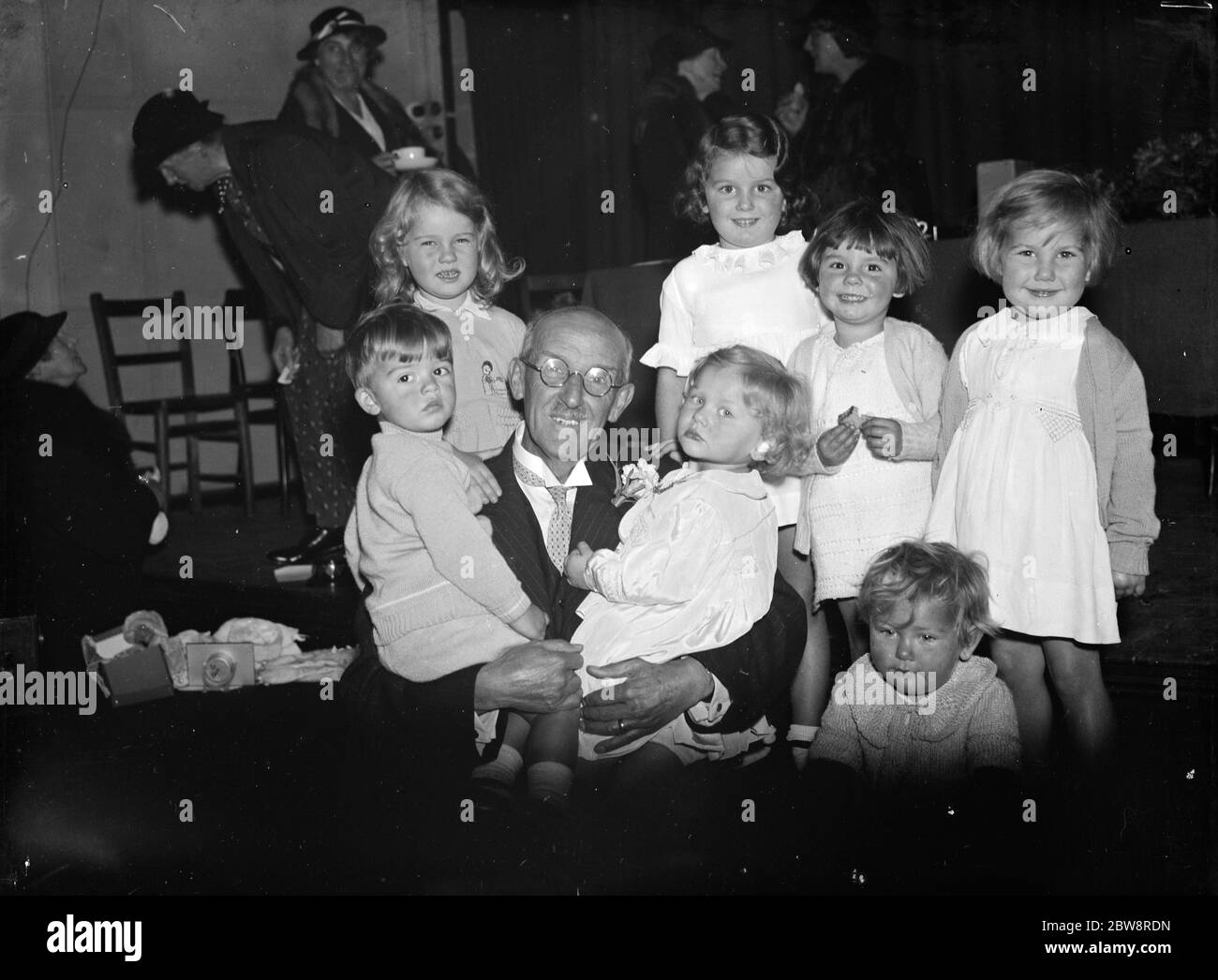 Dr. Jowett mit vollen Armen bei der Dartford Babyshow. 25. Oktober 1935 Stockfoto
