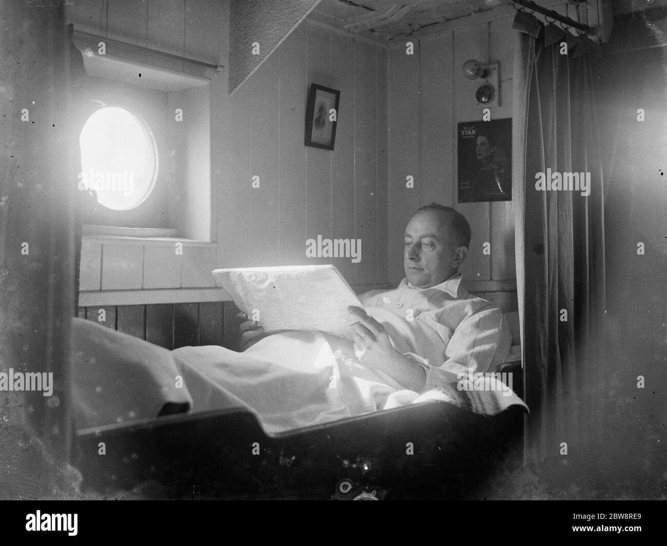 Der erste Gefährte des Tramp-Dampfer, "Eston" Lesung in seiner Koje. 1935 Stockfoto