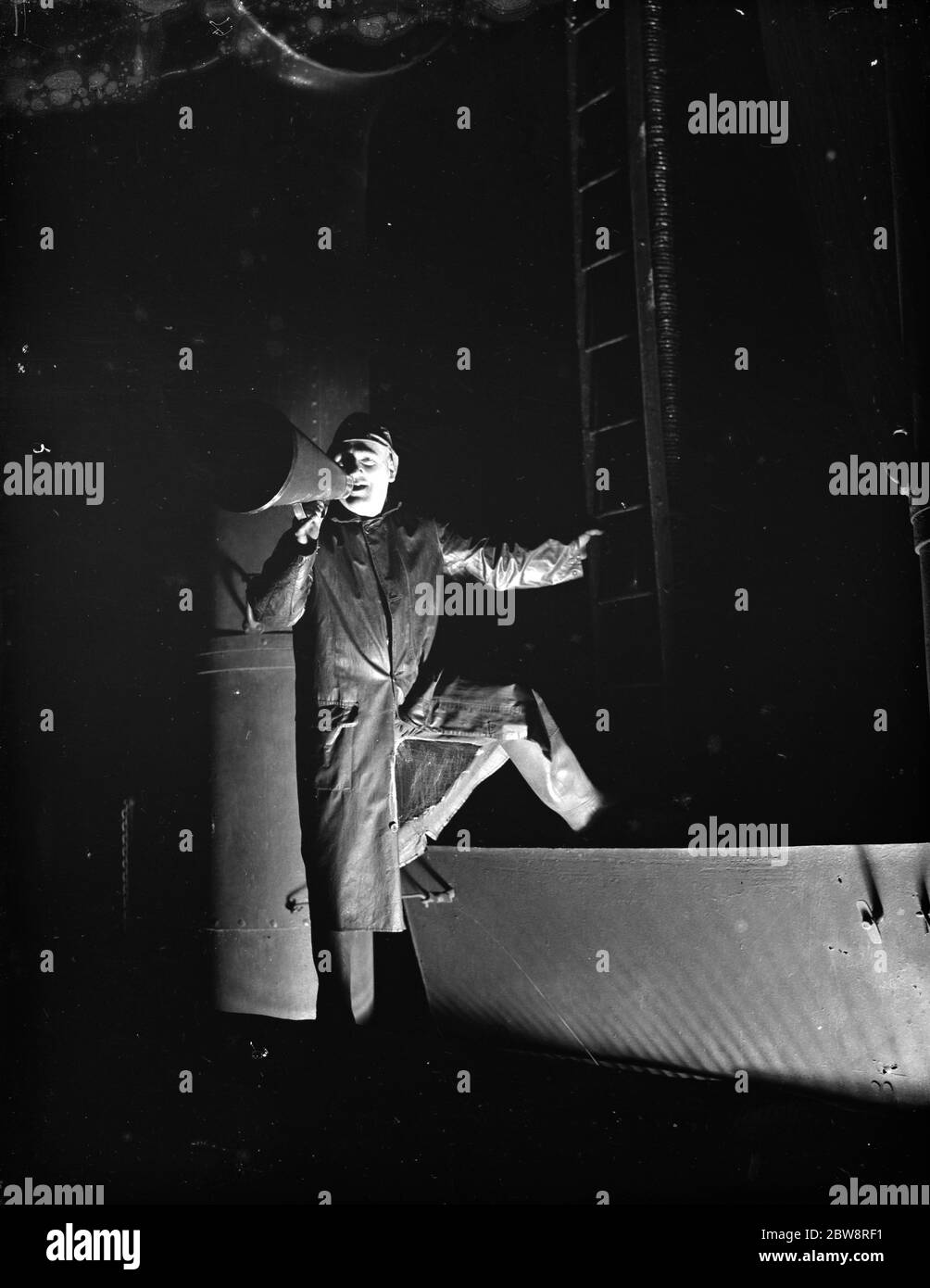 Der zweite Mitspieler des Tramp-Damers die "SS Eston" an Deck mit dem lauten Hailer. 1935 Stockfoto