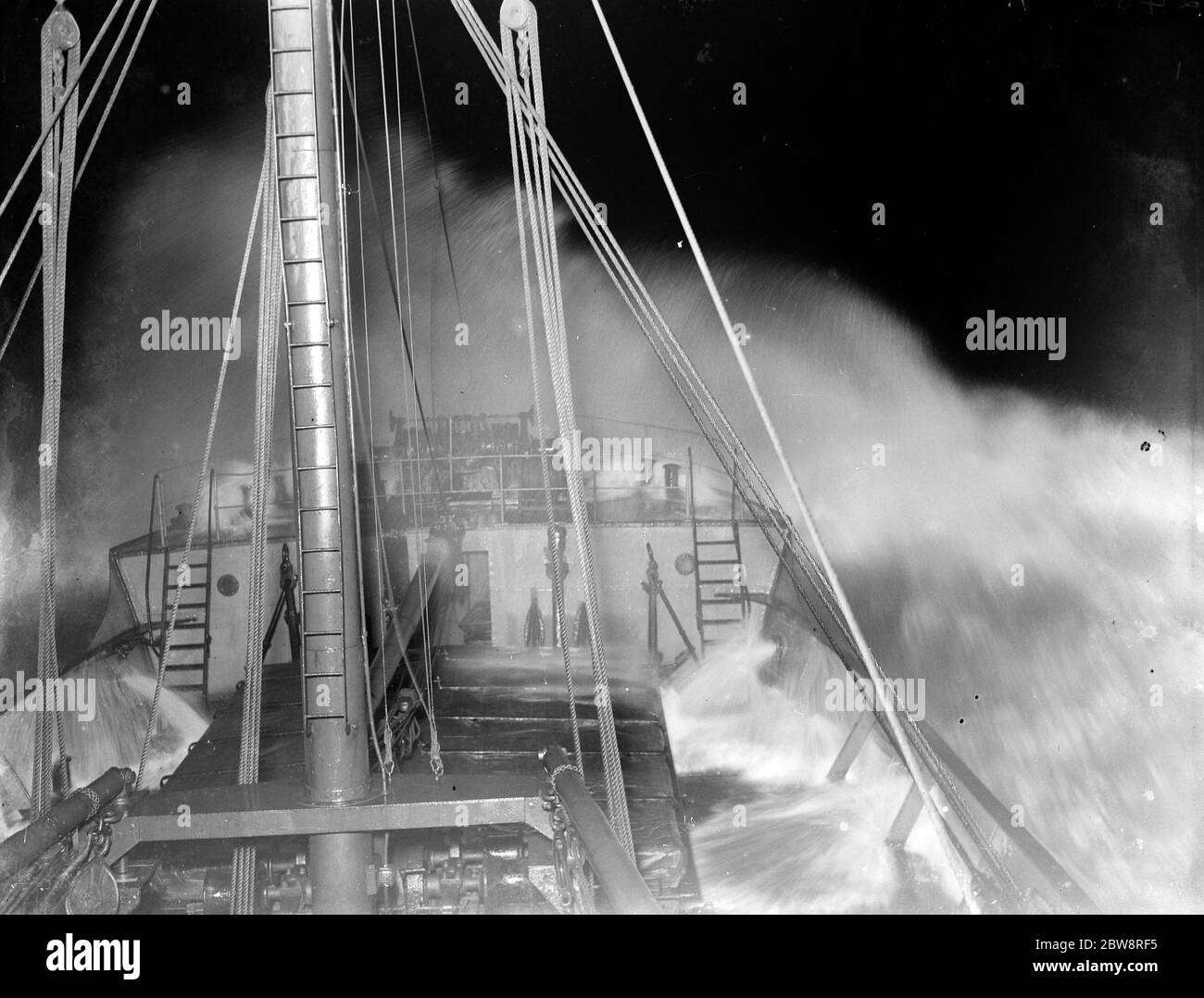 Wellen brechen über die Bögen des Tramp-Dampfer der ' SS Eston ' . 1935 Stockfoto