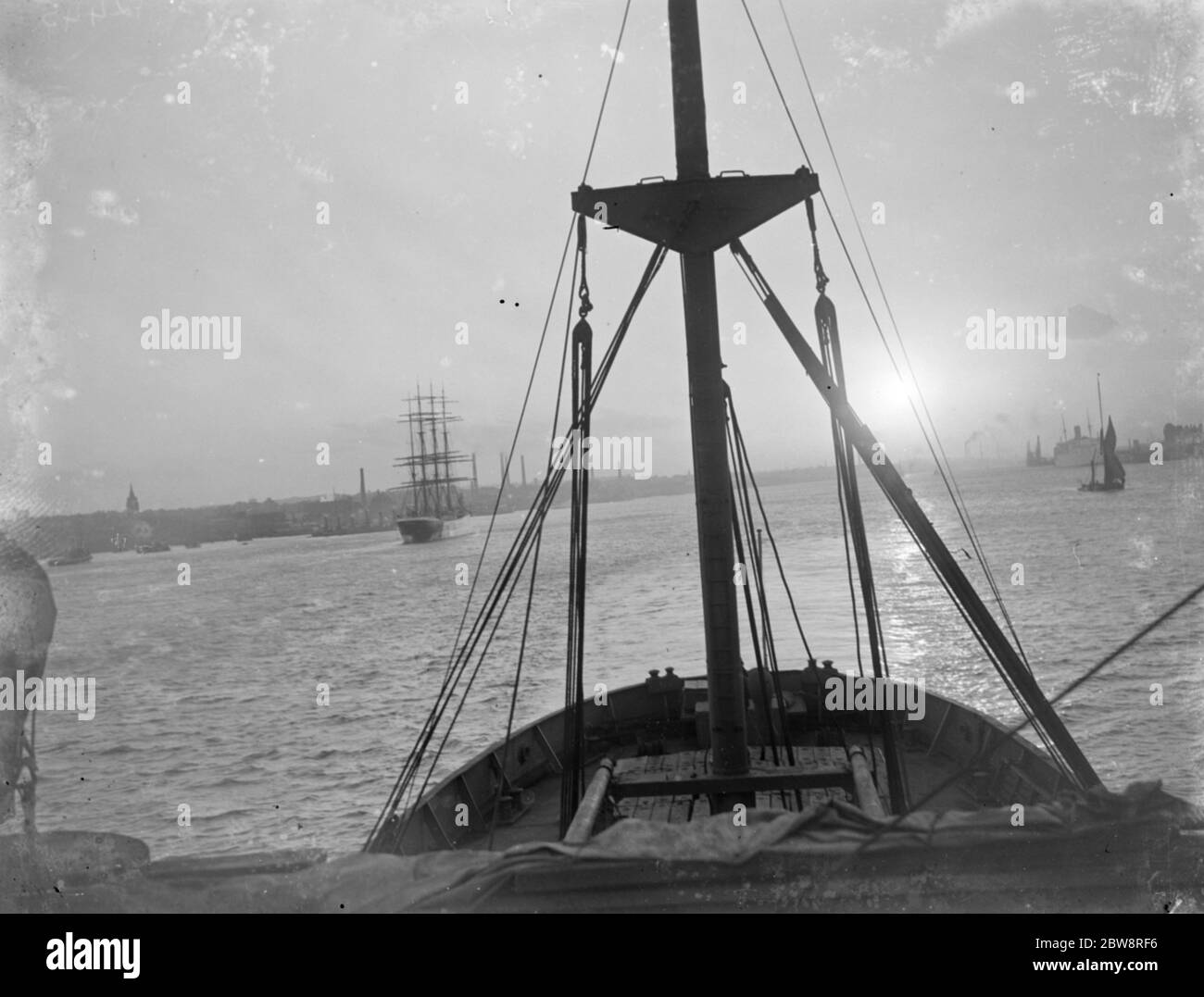 Der Tramp Dampfer die ' SS Eston ', die ihren Weg auf der Themse bei Sonnenuntergang. 1935 Stockfoto