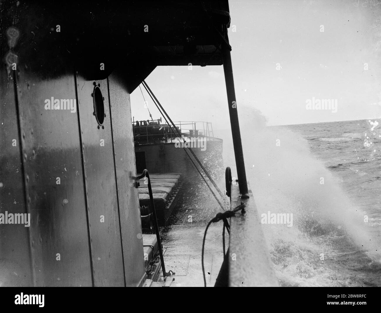 Wellen brechen über die Bögen des Tramp-Dampfer der ' SS Eston ' . 1935 Stockfoto