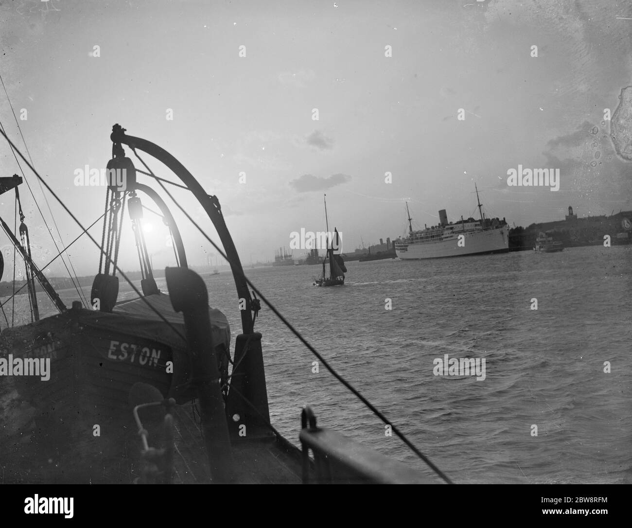 Der Tramp Dampfer die "SS Eston" vorbei an der Passagiermaschine der "SS Strathmore" in Tilbury an der Themse. 1935 Stockfoto