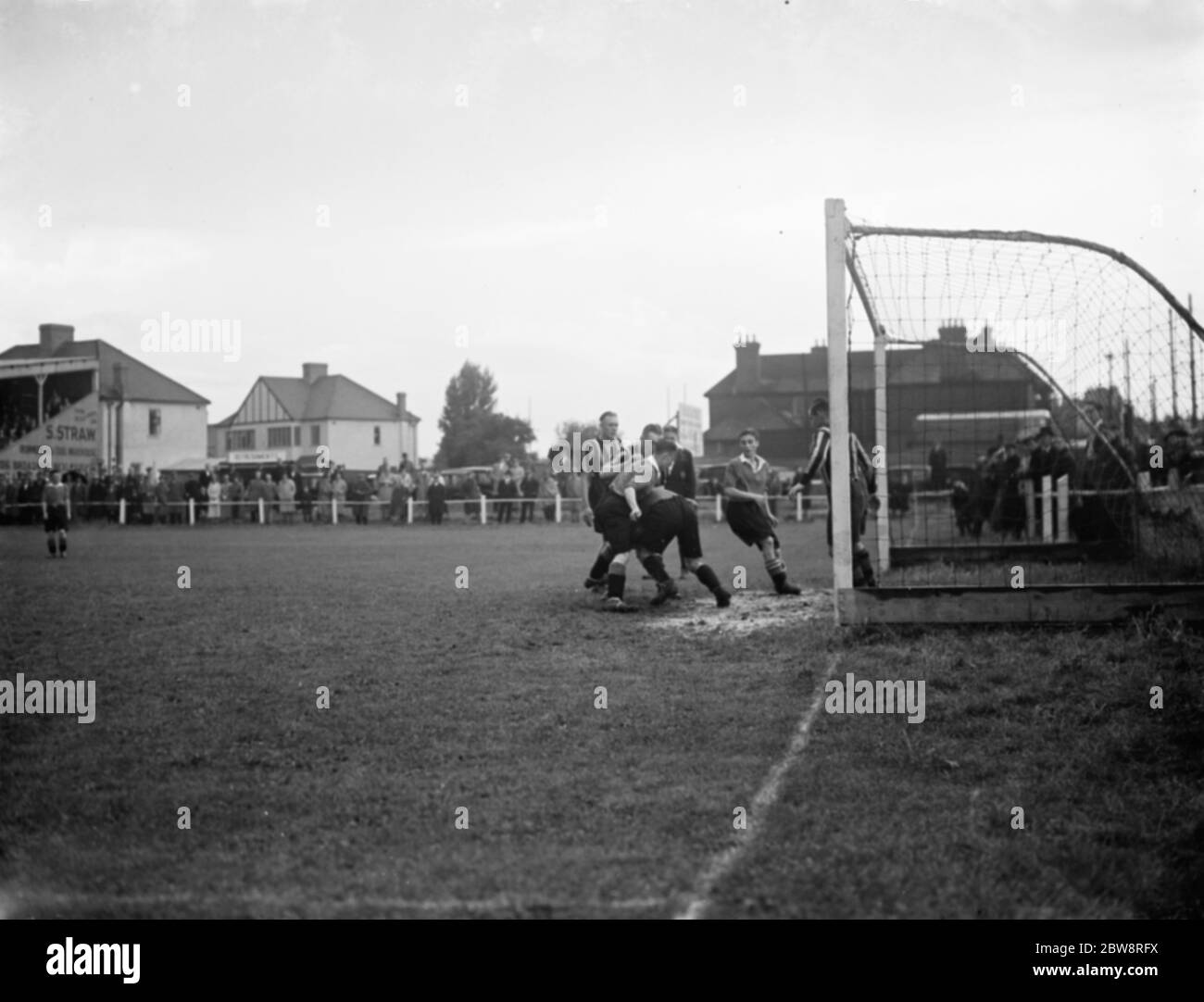 Bexleyheath und Welling gegen Cray Wanderers - FA Cup - Hugh MacDonald der Bexleyheath und Welling Torwart sammelt den Ball. - 05/09/36 EIN Scramble auf der Torlinie . 1936 Stockfoto