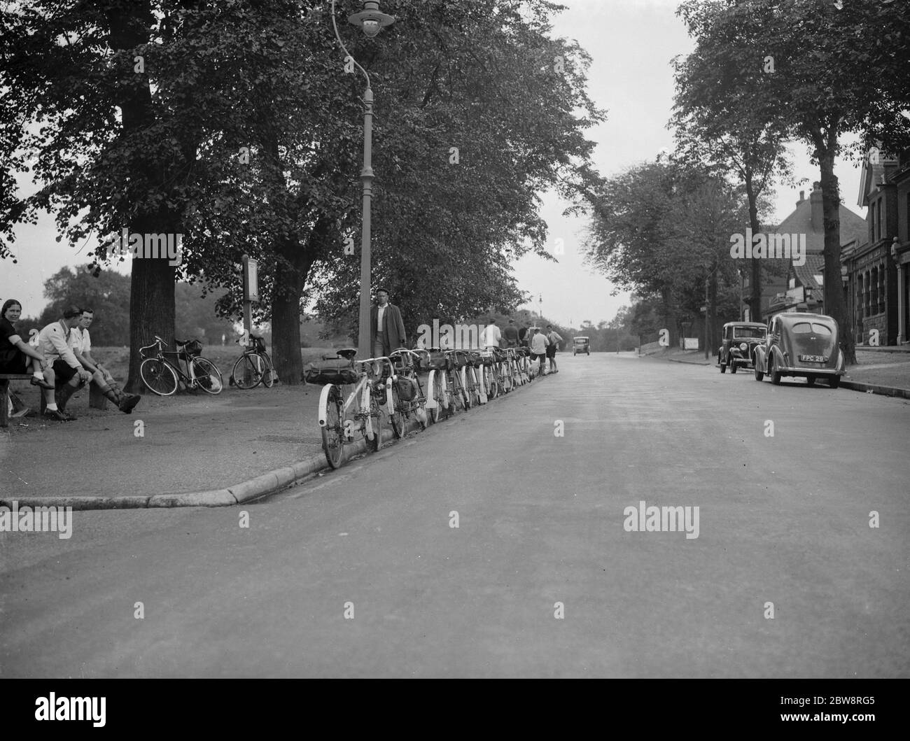 Chiselhurst Common, Bromley, Fahrrad auf der Seite der Straße geparkt. 1938 Stockfoto