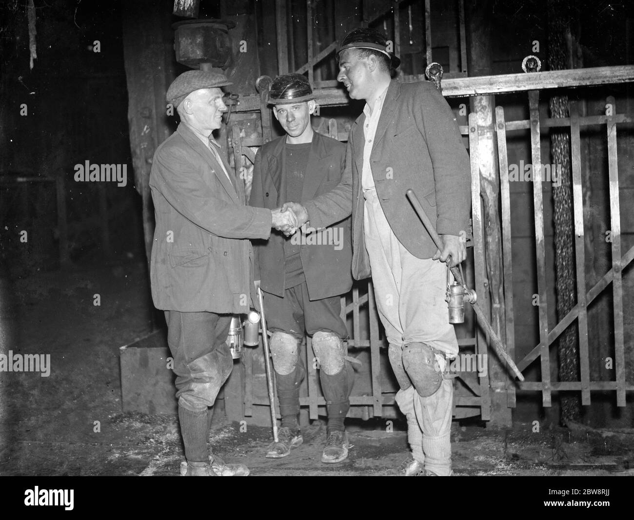 Bergleute schüttelt Hände an der Spitze der Kohlebergwerk Schacht, durch den Aufzug. 1935 Stockfoto