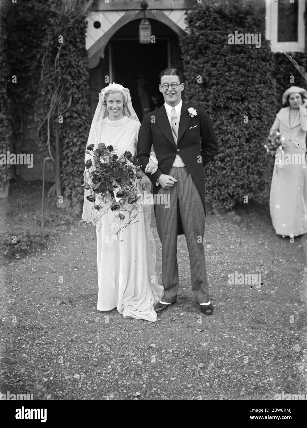 Die Miles and Crabb Hochzeit in Orpington, Kent. Die Braut und Bräutigam . 1935 Stockfoto