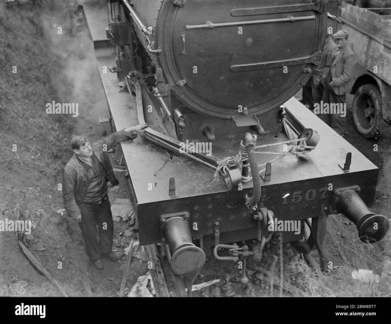 Ingenieure auf der Strecke an der Vorderseite der Lokomotive nach Entgleisung in Swanley, Kent. 1938 Stockfoto