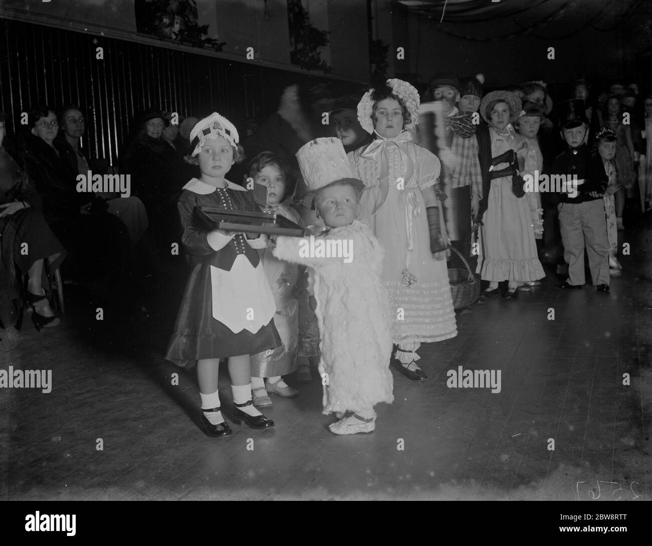 Kinder in Kostümen ein NSPCC (National Society for the Prevention of Cruelty to Children) Party in Erith, Kent. 1935 Stockfoto