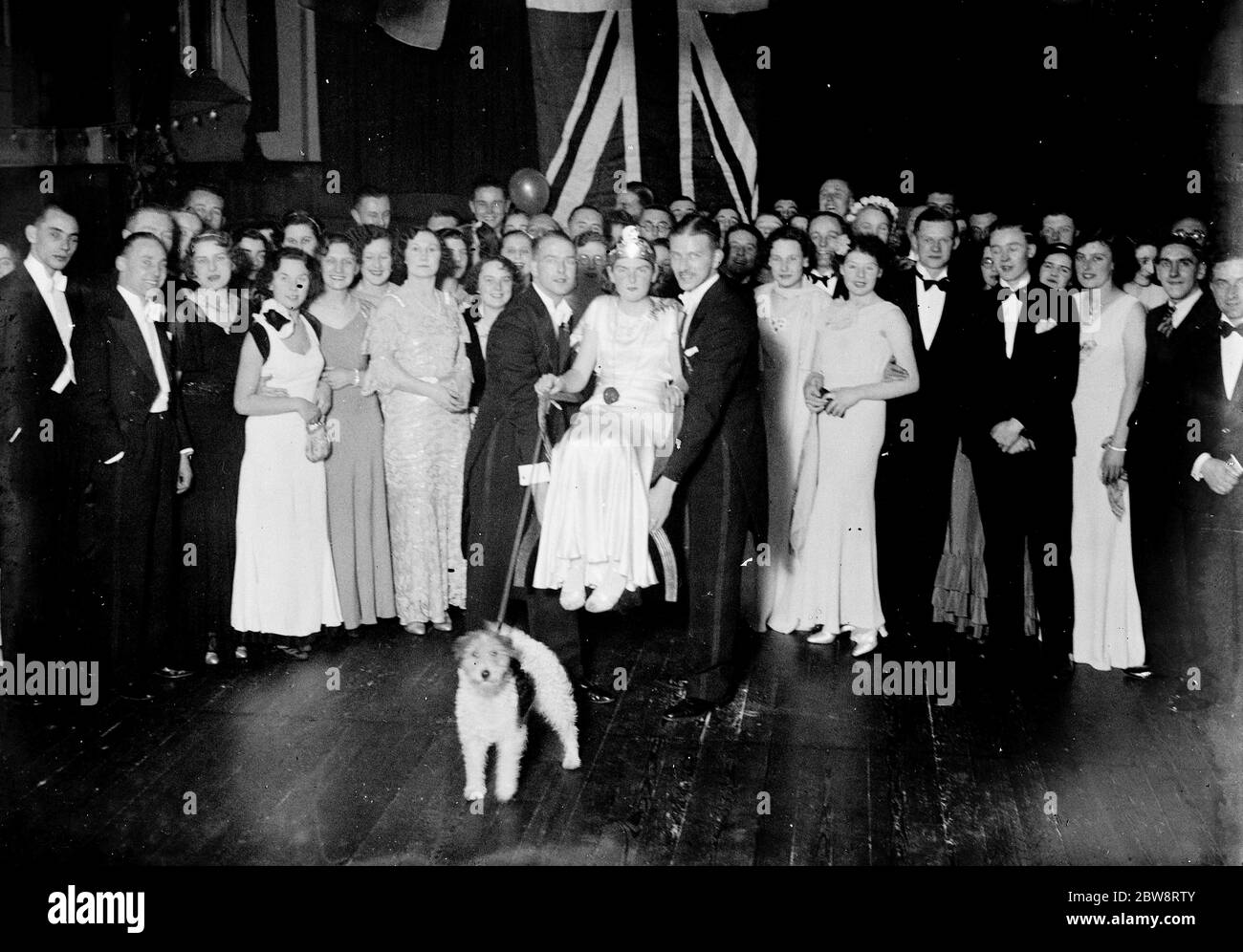 Eine große Gruppe im Imps mit der Orpington Beauty Queen. 1935 Stockfoto