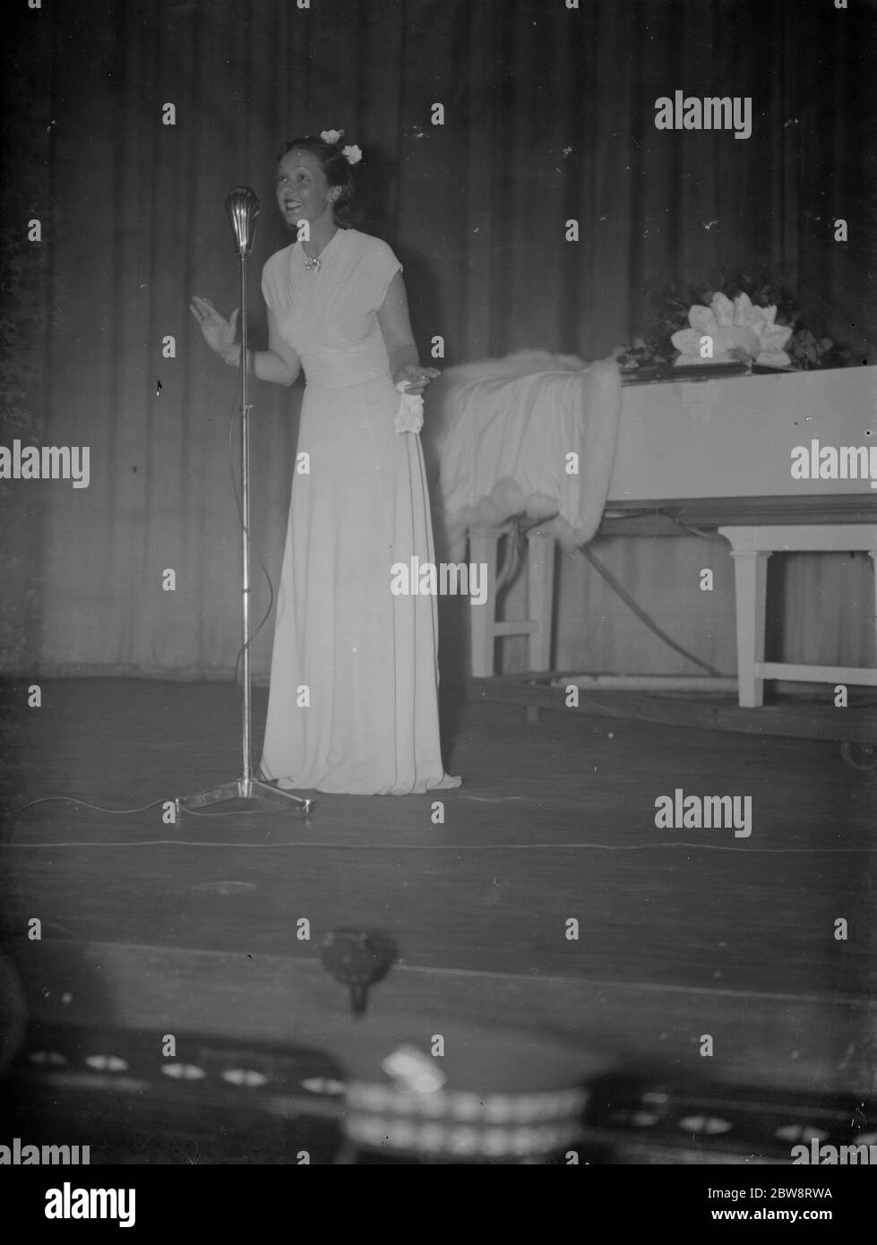 Die britische Schauspielerin Jessie Matthews singt auf der Bühne bei der Eröffnung des Granada-Kinos in Welling in Kent. 1938 Stockfoto
