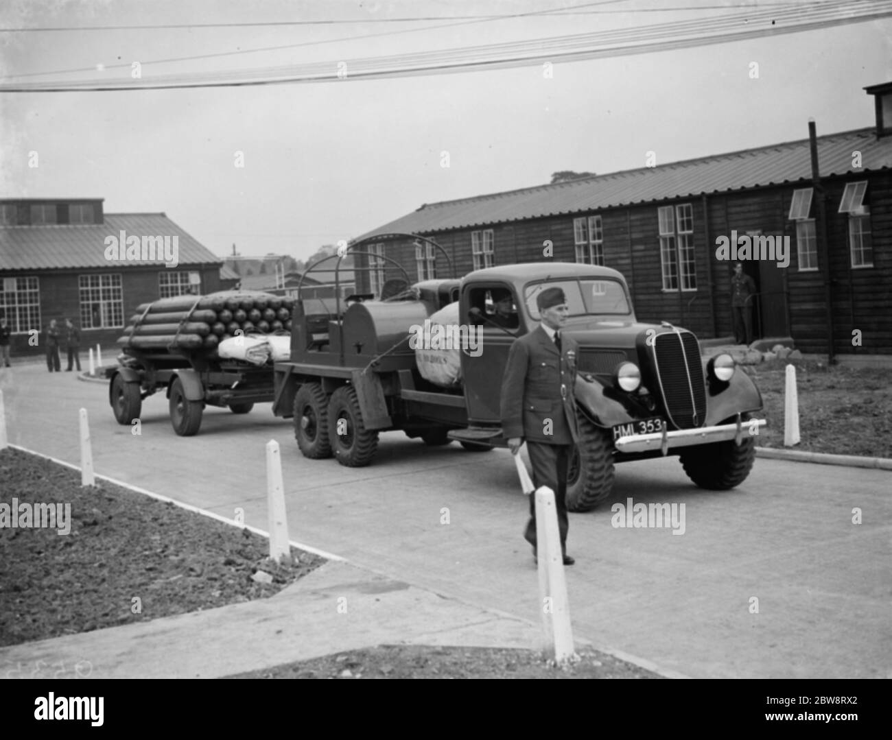 Air Minister Sir Kingsley Wood eröffnet die erste Barrage Ballon Squadron Website in Kidbrooke, wo Praxis Ballons wurden aus den Hangars gebracht. Fordson WOT 1 Barrage Ballonwinde am RAF Depot. September 1938 Stockfoto