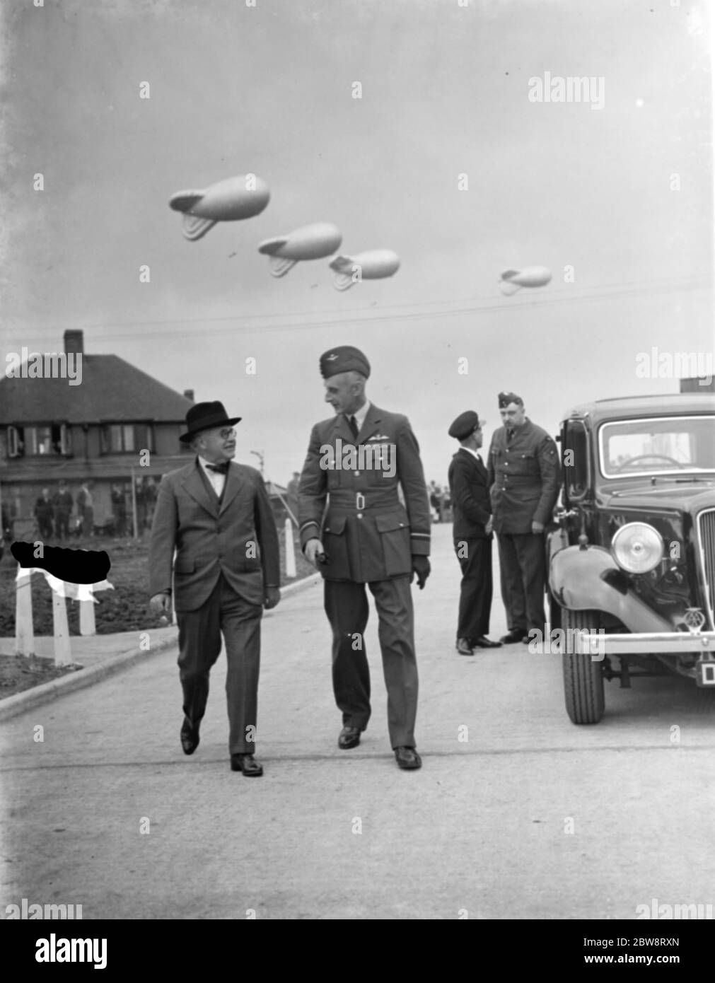 Air Minister Sir Kingsley Wood (links) , öffnet die erste Sperrballon-Geschwader-Website in Kidbrooke, wo Praxis Ballons wurden aus den Hangars gebracht . September 1938 Stockfoto