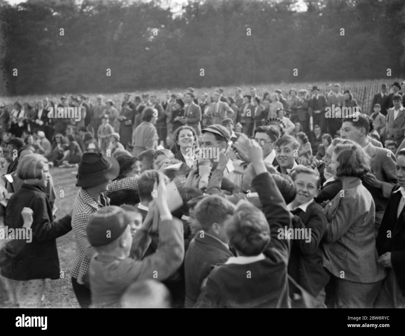 Eine Presse Cricket-Team gegen Newcross Speedway Cricket-Team in Sidcup, Kent. Ernie Evans unterschreibt Autogramme. 1938 . Stockfoto