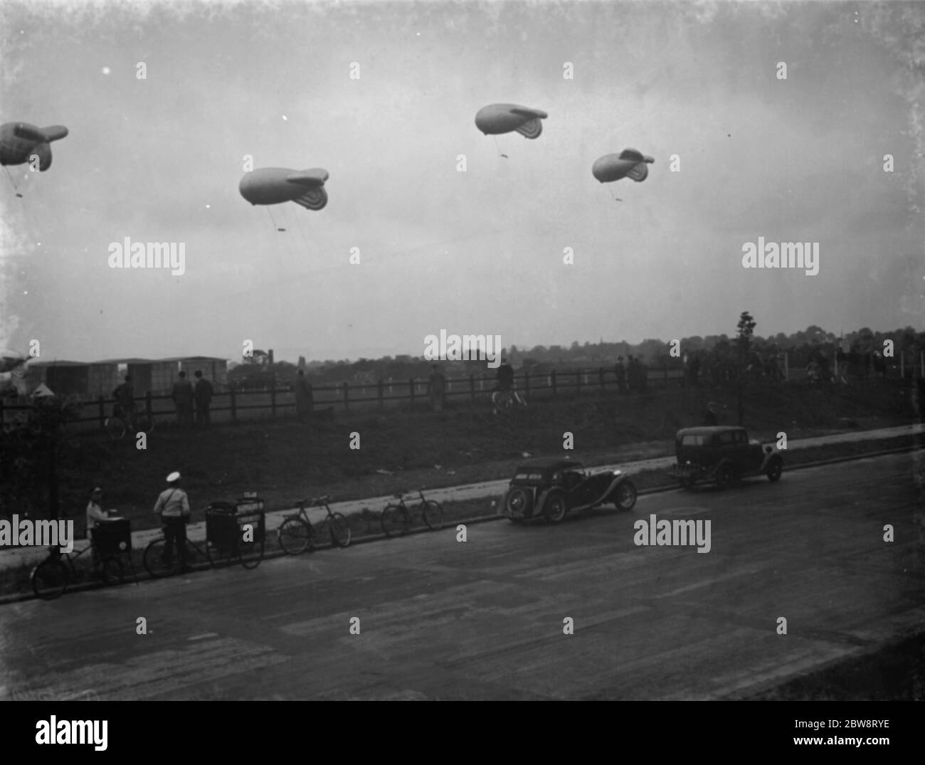 Air Minister Sir Kingsley Wood eröffnet die erste Barrage Ballon Squadron Website in Kidbrooke, London, wo Praxis Ballons wurden aus den Hangars gebracht. Allgemeine Ansicht der Ballons . September 1938 Stockfoto