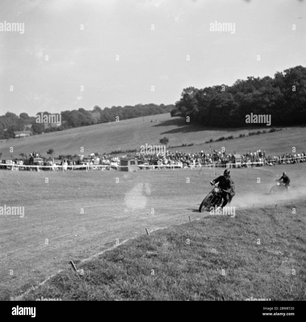 Motorradrennen bei Brands Hatch, Kent. Zwei Motorrad nehmen eine Ecke. 1936 . Stockfoto