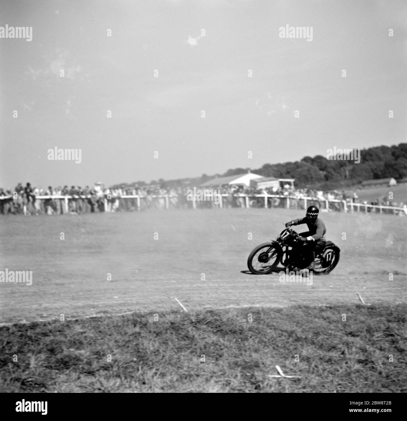 Motorradrennen bei Brands Hatch, Kent. Ein Motorrad nimmt eine Ecke. 1936 . Stockfoto