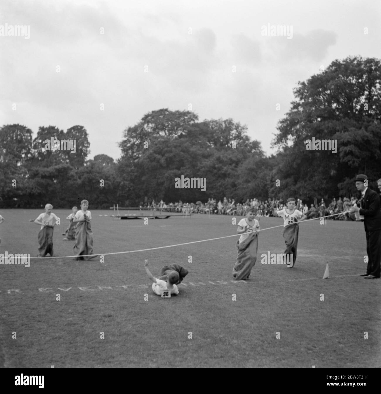 Sporttag in Merton Court School in Sidcup, Kent. Der Junge ' s Sack Rennen . 1938 Stockfoto