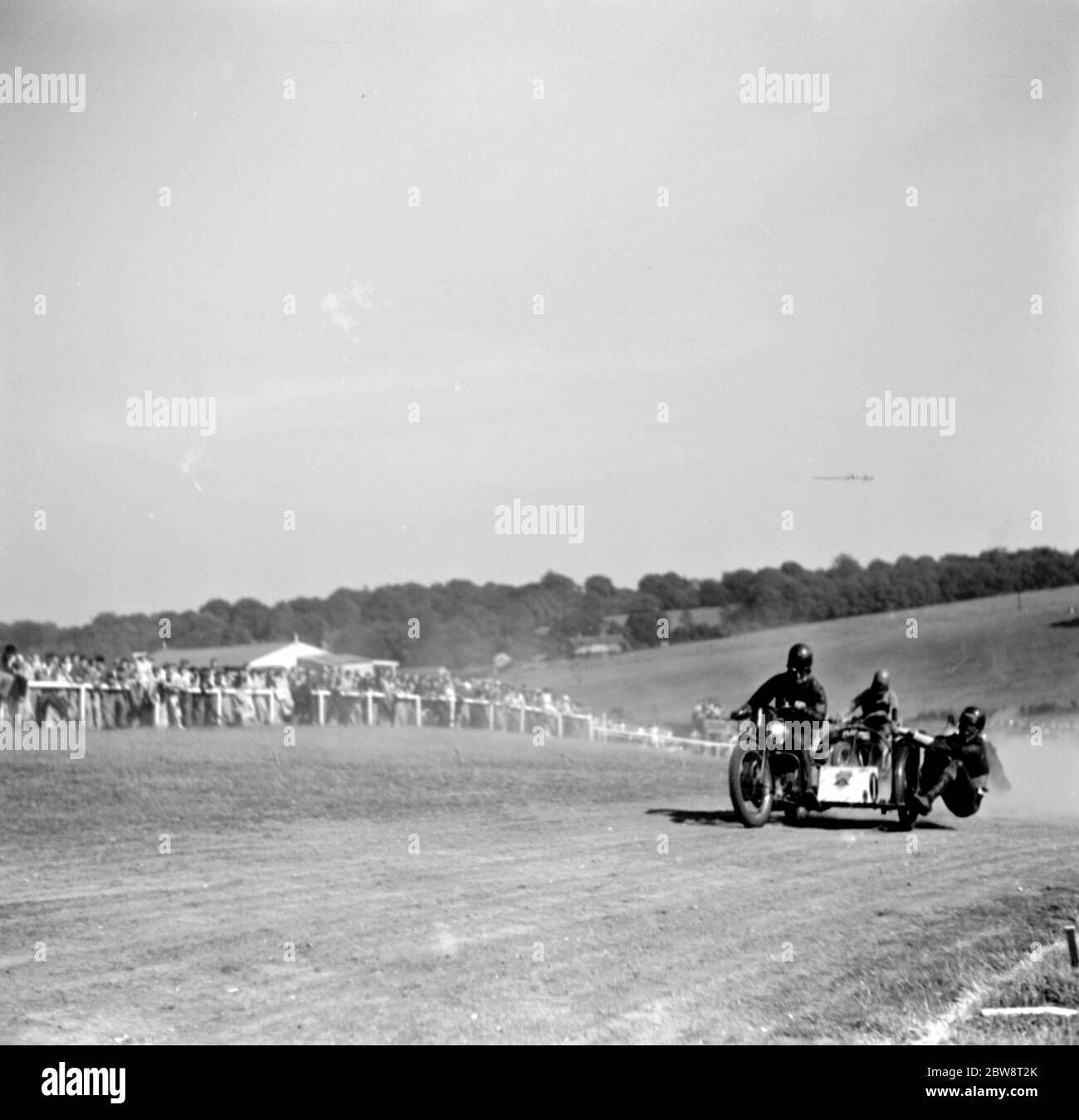 Motorradrennen bei Brands Hatch, Kent. Zwei Beiwagen Motorräder nehmen eine Ecke. 1936 . Stockfoto