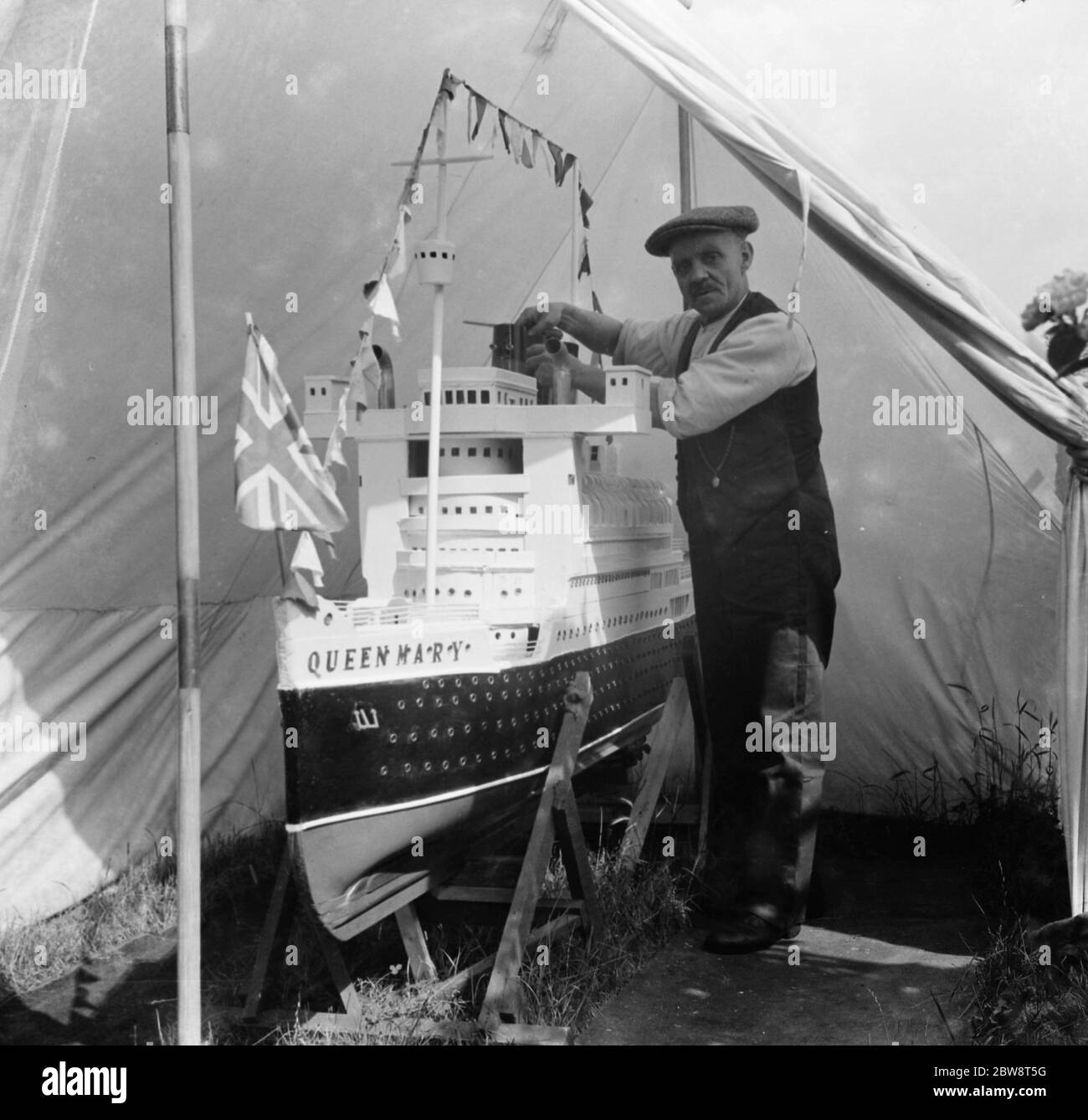 Ein Mann arbeitet an einem Modell der RMS Queen Mary . 1936 Stockfoto