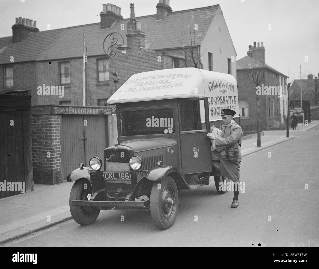 Gillingham Cooperative Society Wäscherei Lieferung van mit Fahrer. 1938 Stockfoto