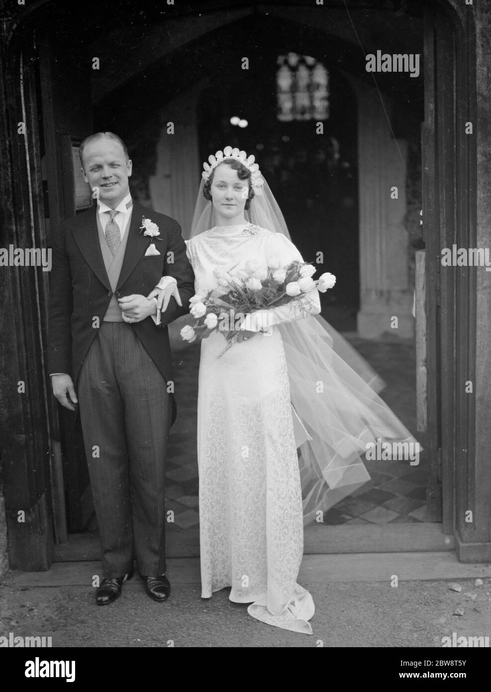Die Hochzeit von Herrn Turner und Frau Leith . Die Braut und Bräutigam verlassen die Kirche. 1938 Stockfoto