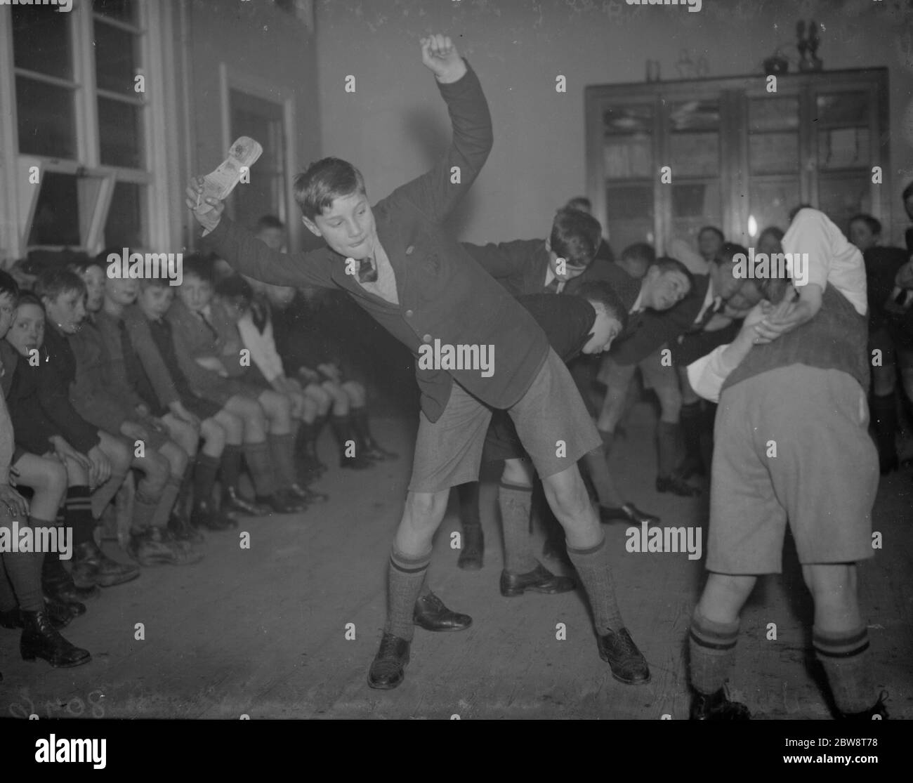 Beaconsfield Club (Jungen). Die Jungs handeln aus Strafen. 1938 Stockfoto