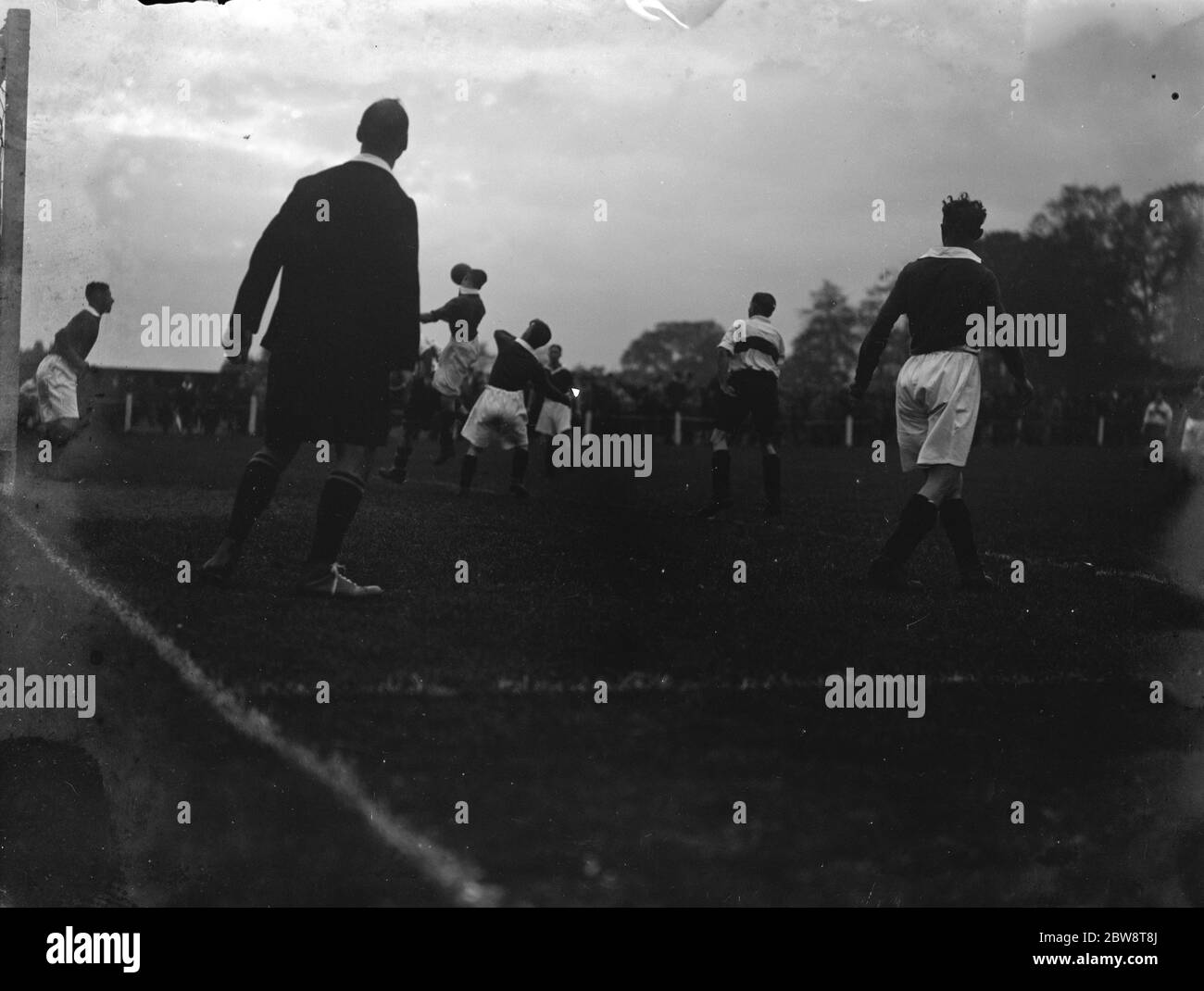 Bexleyheath und Welling gegen Callender Athletic - FA Cup - 17/10/36 zwei Spieler konkurrieren um den Ball. 1936 Stockfoto