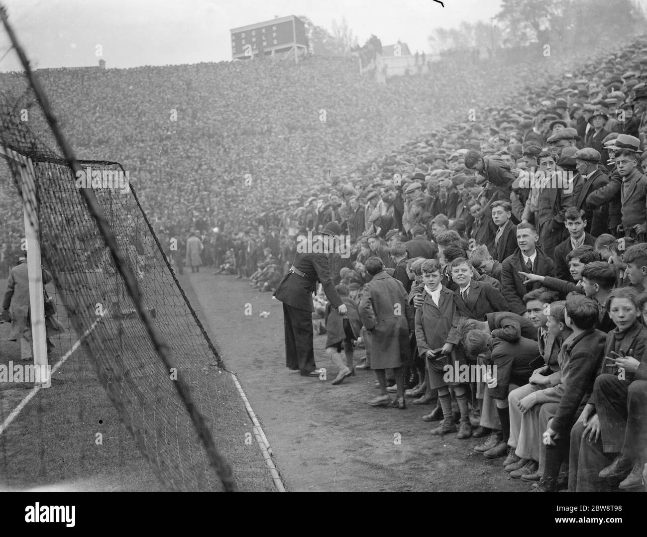 Fußballspiel: Arsenal Football Club gegen Charlton Athletic Football Club im Highbury Stadium, London. Massen beobachten das Spiel. 1936 Stockfoto