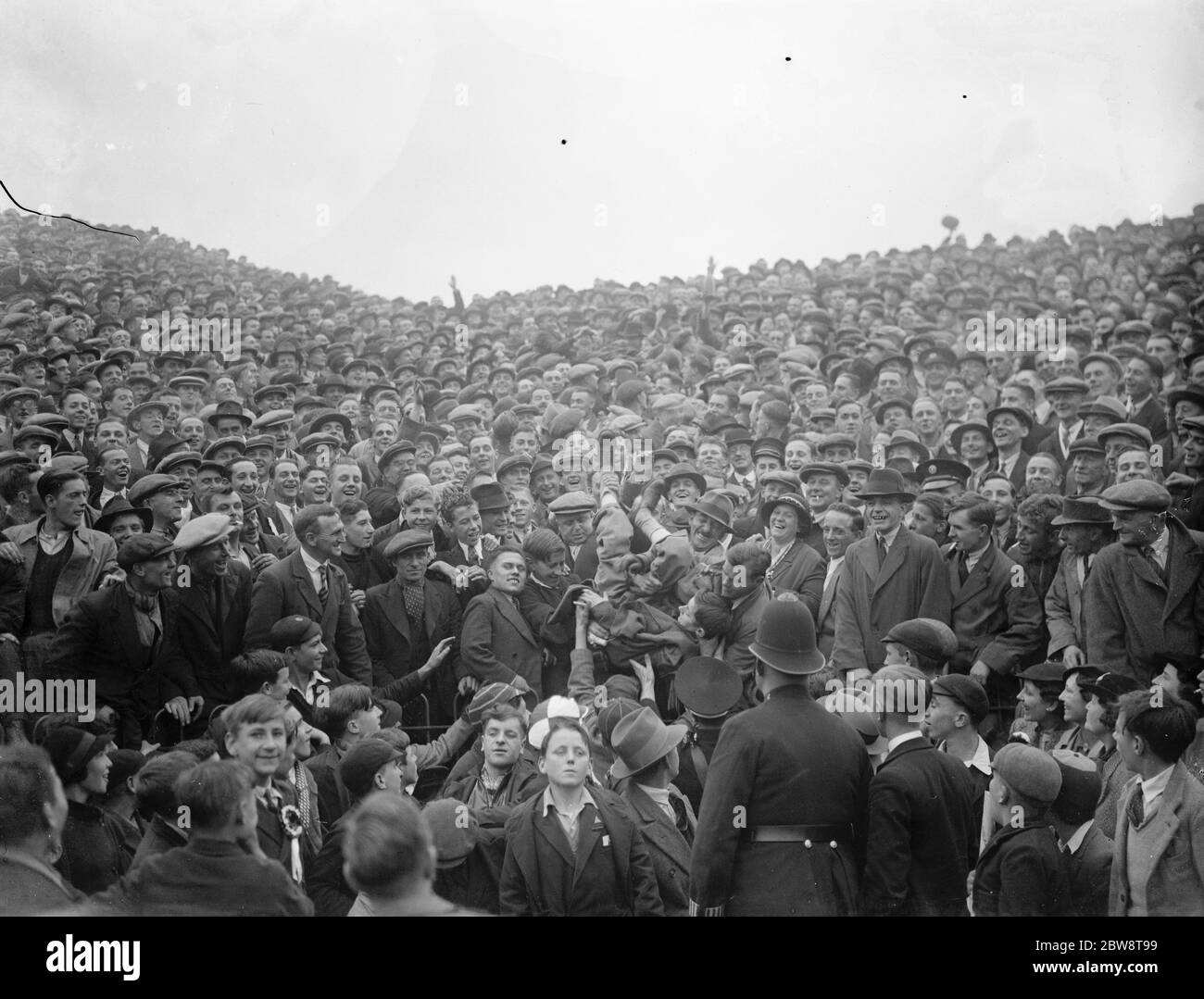 Fußballspiel: Arsenal Football Club gegen Charlton Athletic Football Club im Highbury Stadium, London. Massen beobachten das Spiel. 1936 Stockfoto