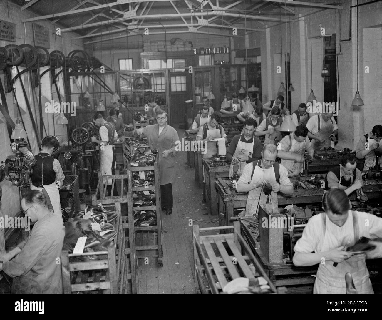 Männer reparieren Schuhe für die Gillingham Co - operative ' s Schuh Reparatur Service. 1938 Stockfoto