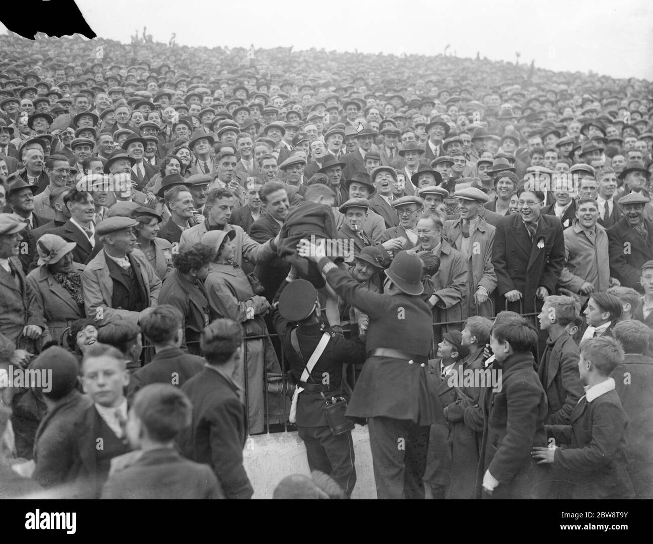 Fußballspiel: Arsenal Football Club gegen Charlton Athletic Football Club im Highbury Stadium, London. Massen beobachten das Spiel. 1936 Stockfoto