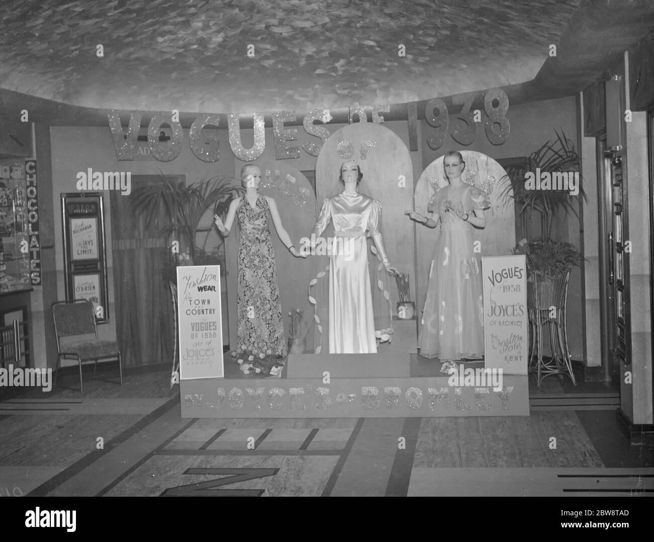Schaufensterpuppen in einer neuen Mode-Display im Odeon Cinema in Sidcup, Kent. 25/2/1938 Stockfoto