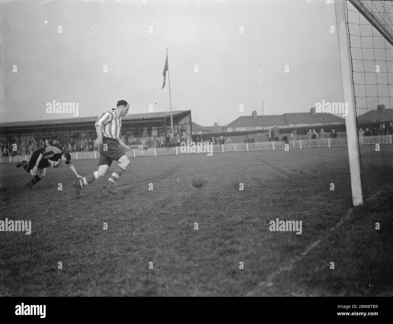 Dartford Reserves vs. Sittingbourne - Kent League - 29/10/38 . Der Spieler nimmt den Ball um den Torwart. 1936 Stockfoto