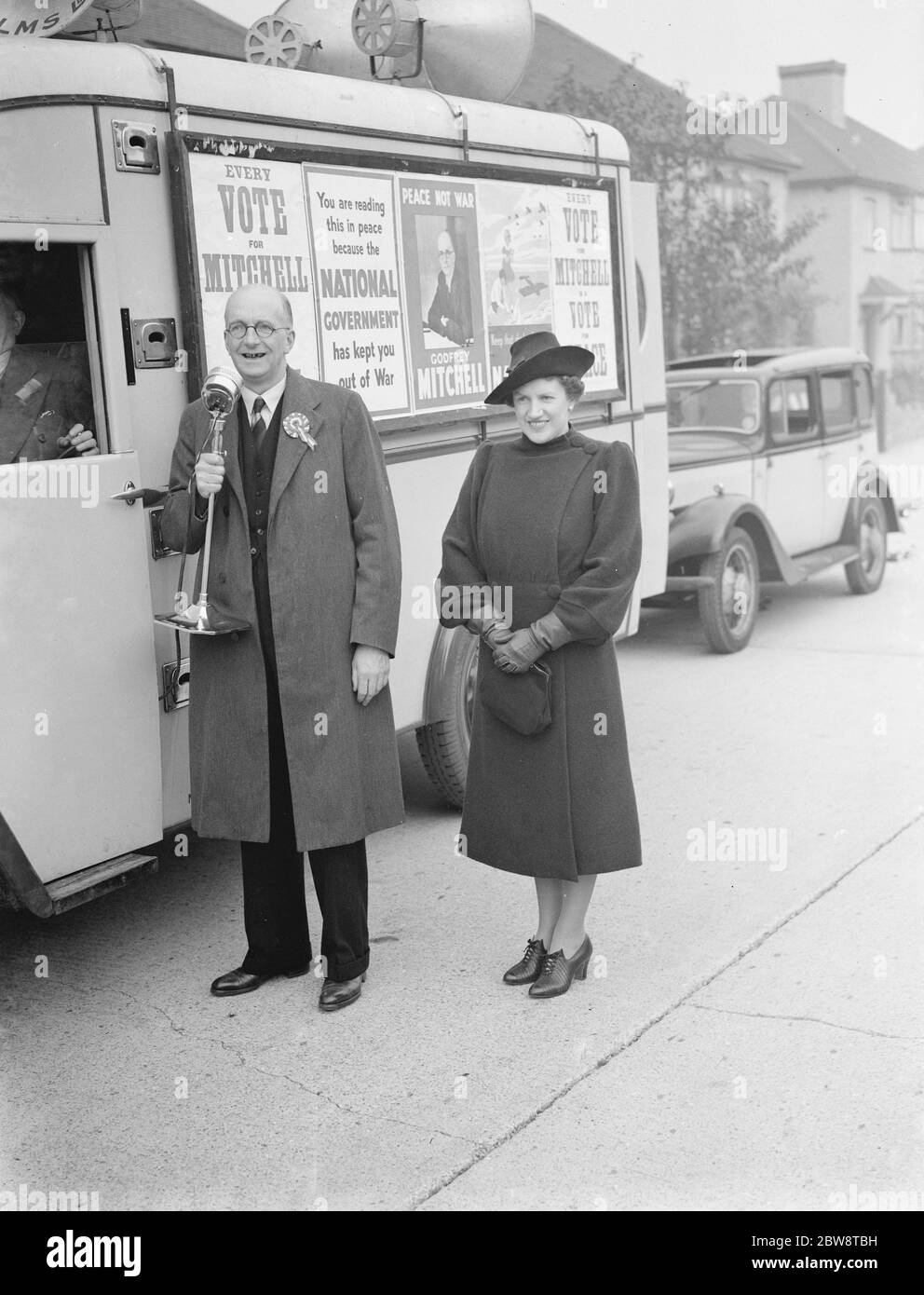 Herr Godfrey Mitchell die Konservative Partei kann sich mit seiner Frau Godfrey Mitchell über die by-Wahl in Dartford, Kent, freuen. 1938 Stockfoto