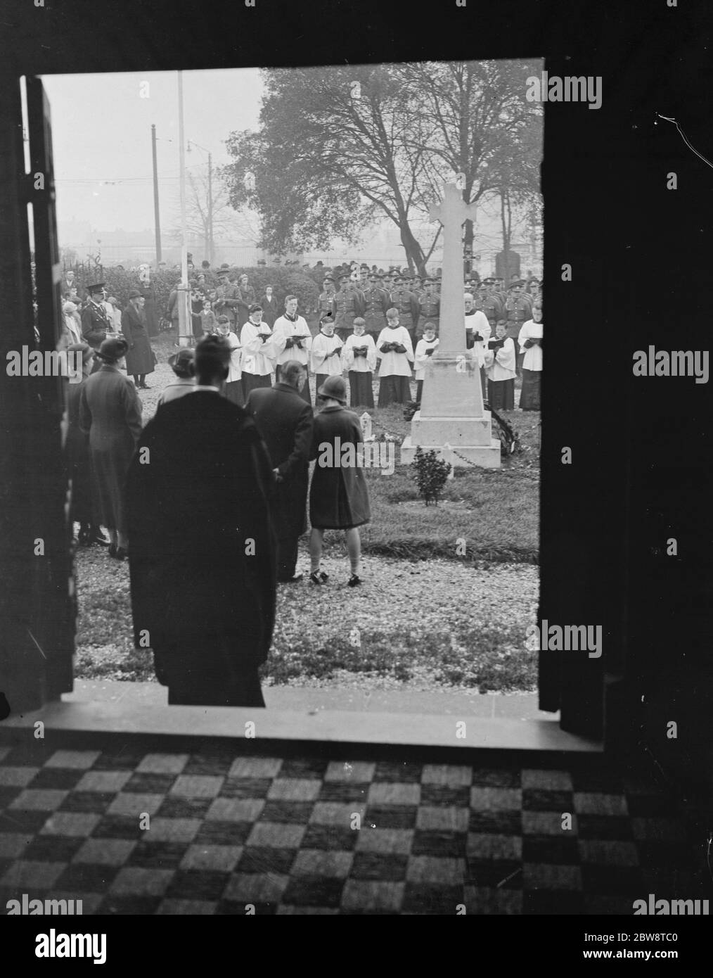 Waffenstillstand Gedenkfeier in Erith, London, durch eine Tür beobachtet. November 1938 Stockfoto