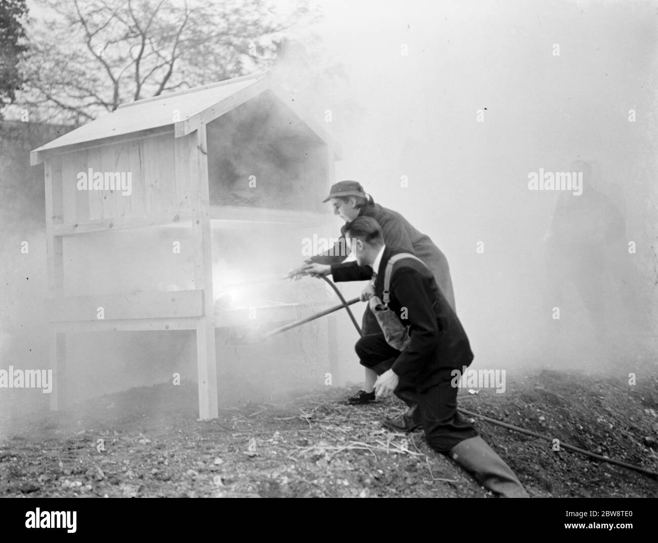 Eine Demonstration der Vorsichtsmaßnahmen bei Luftangriff in Dartford, Kent. Der Umgang mit einem Feuer von einer Brandbombe Explosion . 1938 . Stockfoto