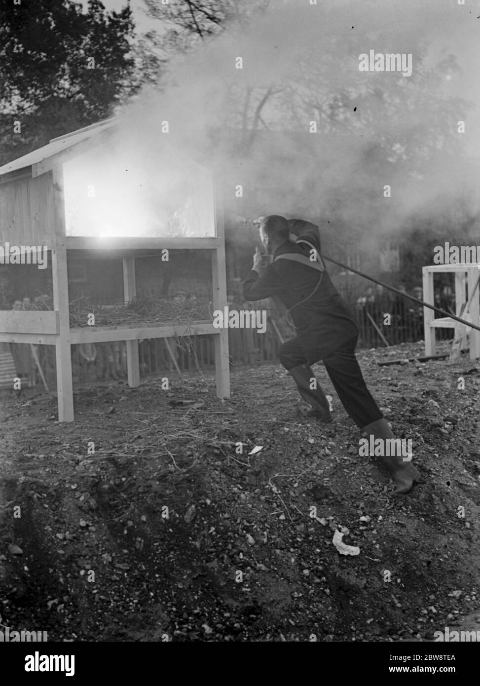 Eine Demonstration der Vorsichtsmaßnahmen bei Luftangriff in Dartford, Kent. Der Umgang mit einem Feuer von einer Brandbombe Explosion . 1938 . Stockfoto