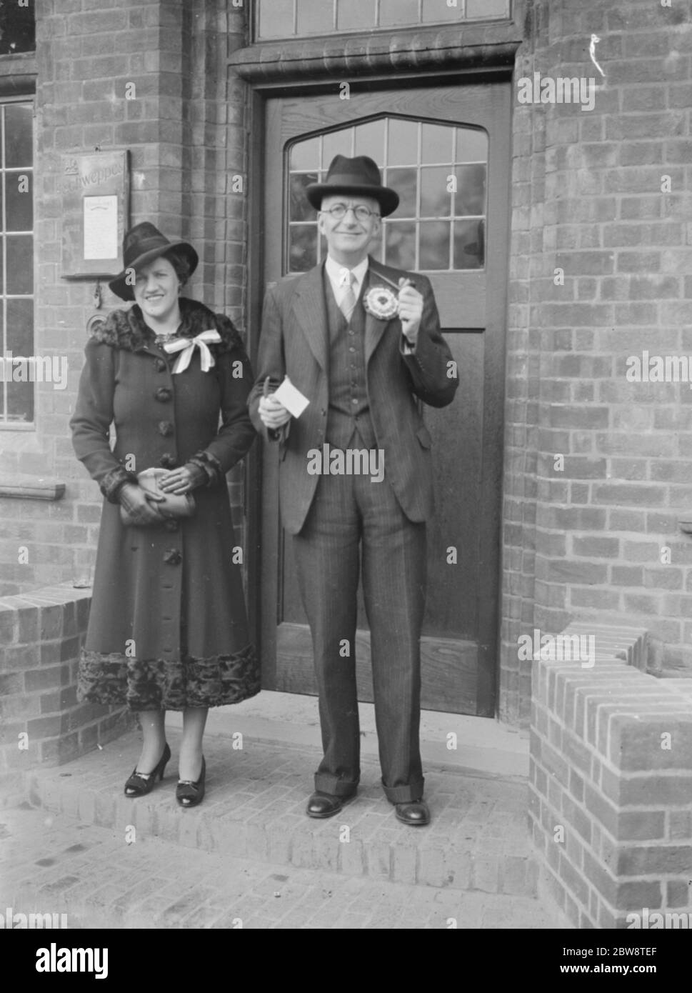 Der Kandidat der Konservativen Partei für den Dartford von - Elction, Geoffrey Mitchell mit seiner Frau Mitchell. November 1938 Stockfoto