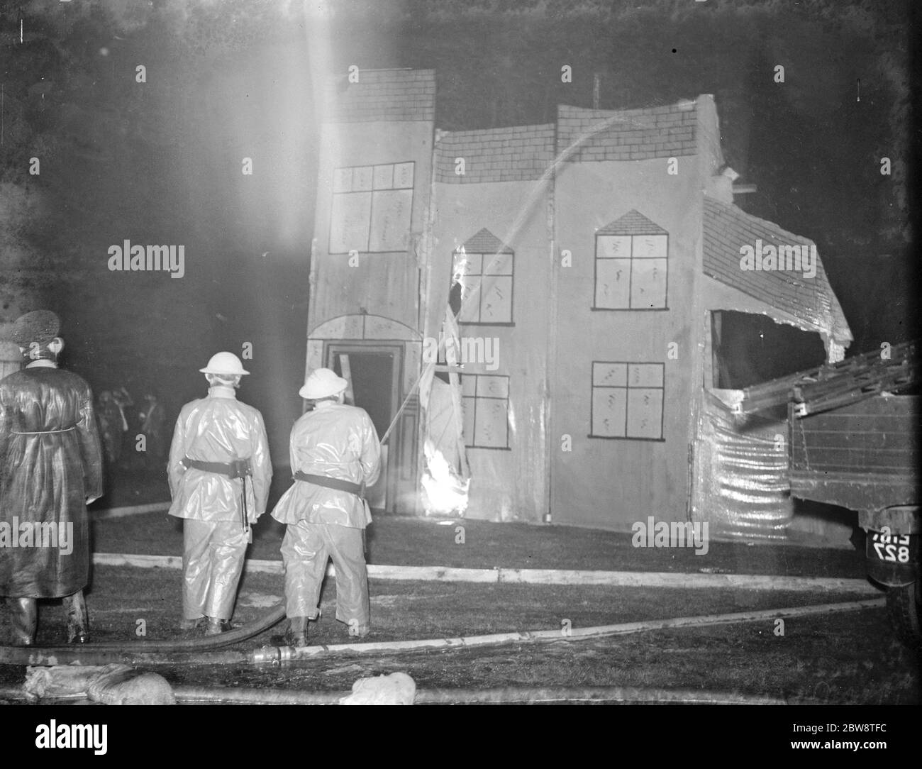 Eine Air RAID Vorsichtsmaßnahmen Demonstration am Sidcup Place, Kent statt. Demonstration, wie man auf ein Haus in Brand reagieren. 1938 . Stockfoto