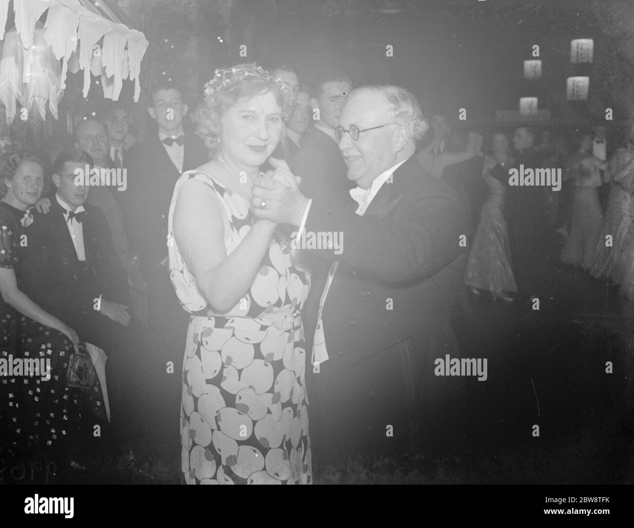 Sir Kingsley Wood tanzt mit Lady Wood . 1938 Stockfoto
