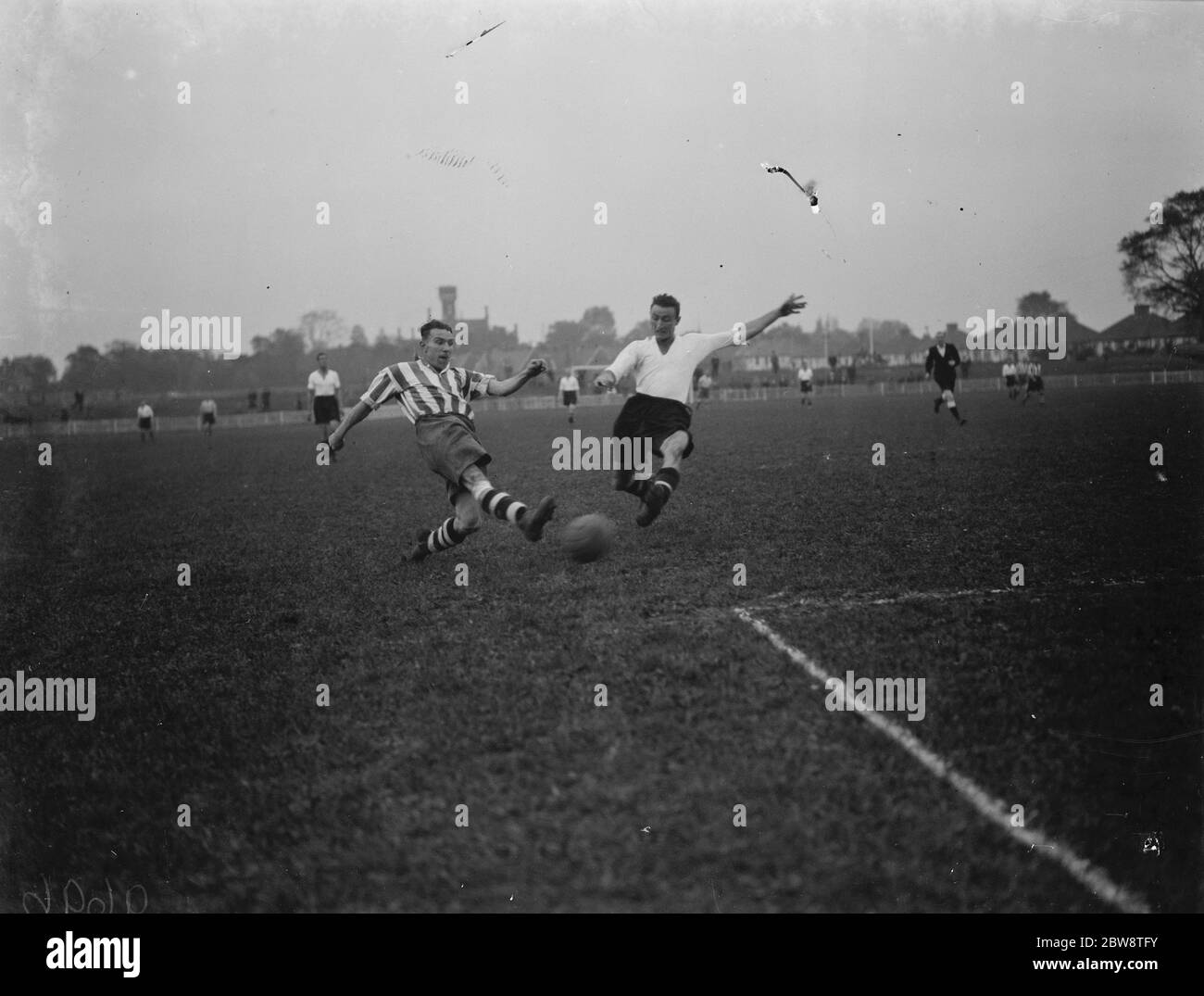 Dartford Reserves vs. Bexleyheath und Welling - Kent League - 15/10/38 zwei Spieler konkurrieren um den Ball. 1938 Stockfoto
