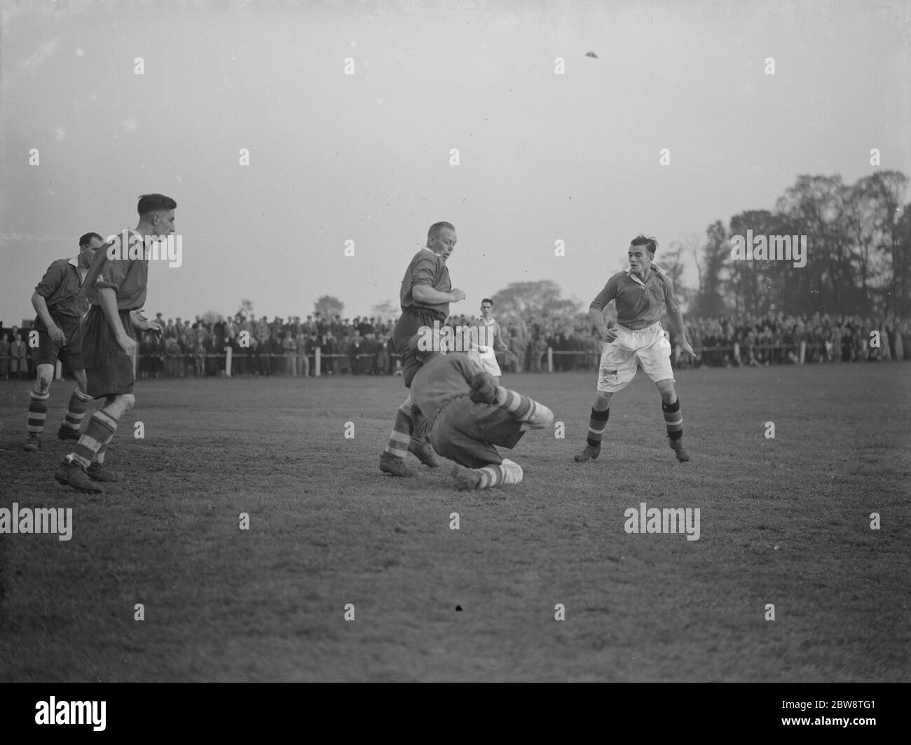 Bexleyheath und Welling gegen Dartford Reserven - Kent League - 22/10/38 der Torwart macht einen Save. 1938 Stockfoto